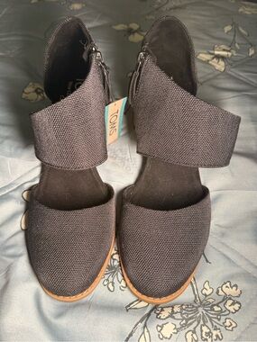 TOMS Women's Black Closed Toe Heels US 9.5